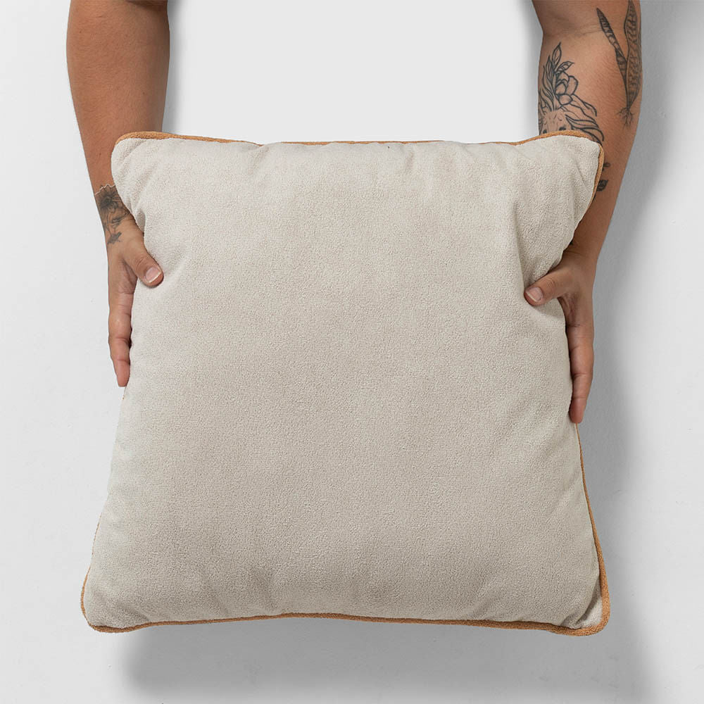 almofada-areia-com-debrun-caramelo---50x50cm